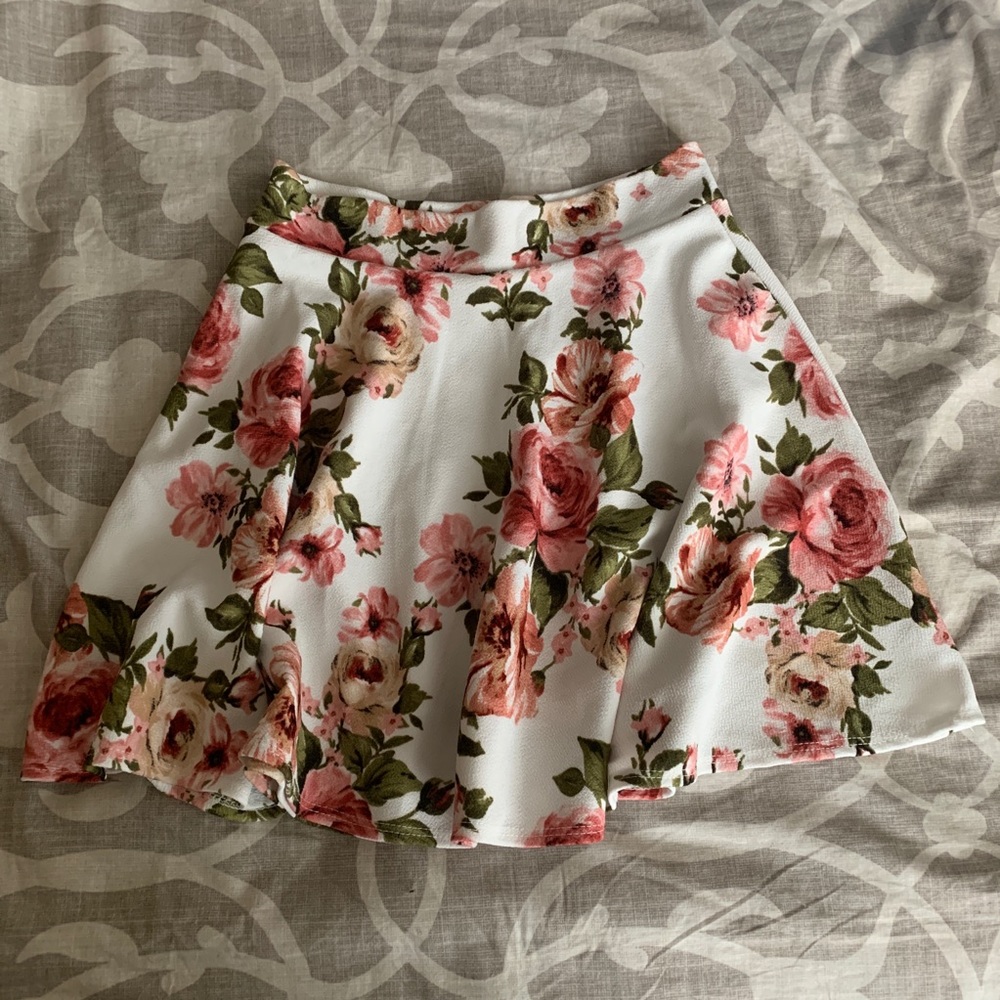 🌸🌺 Charming White Floral Skirt